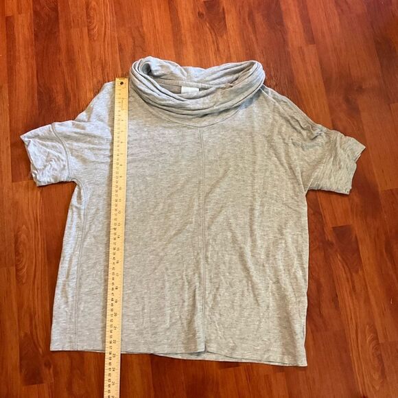 Women’s Sunday Gray short sleeve Crowl Neck top. Size medium - Picture 6 of 9